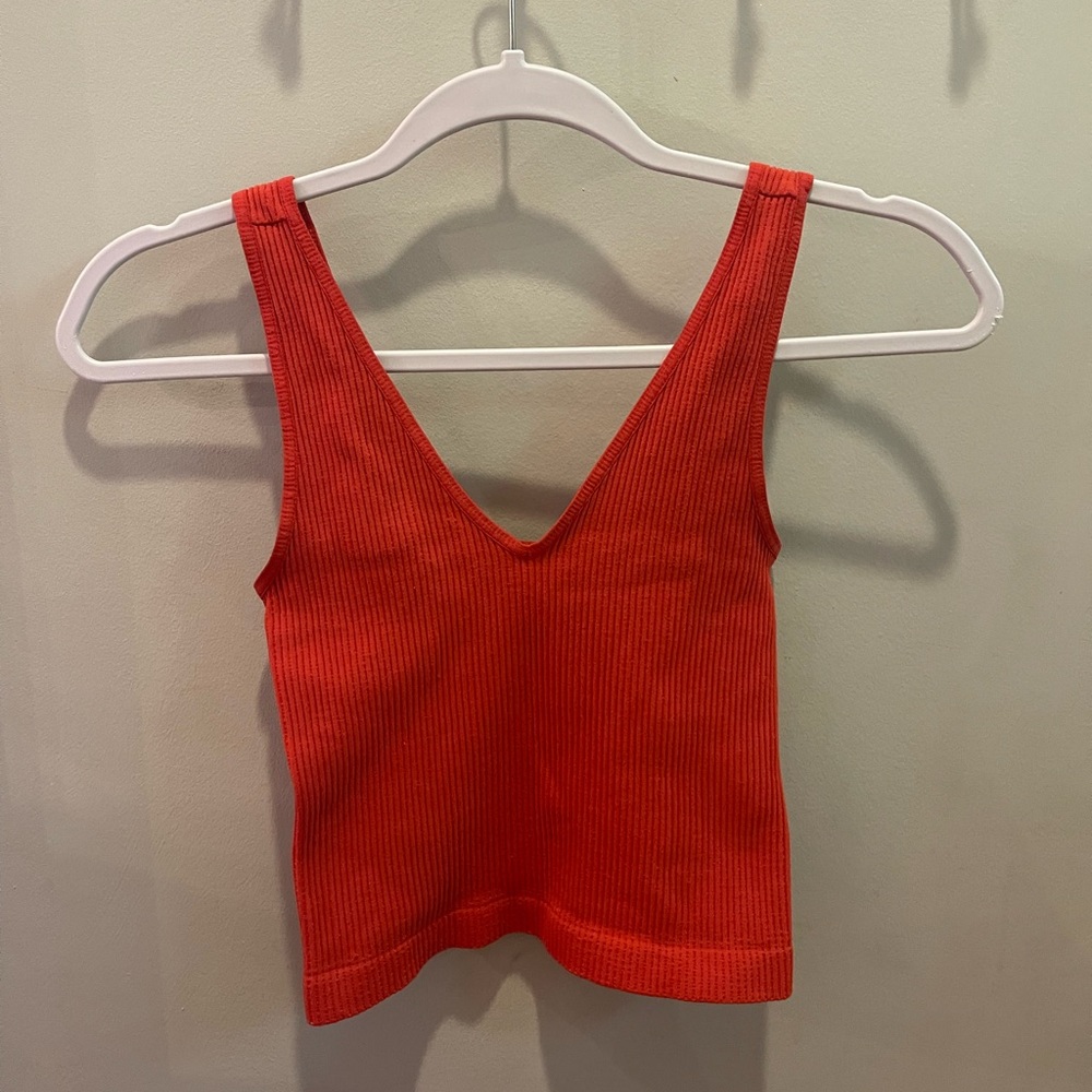 Red ribbed cropped tank top